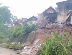 Curah Hujan Tinggi, Rumah di Bantaran Sungai Brantas Ambruk