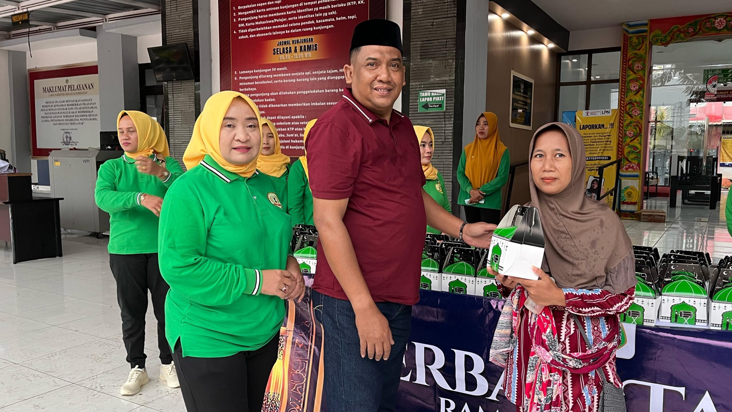 Lapas Narkotika Pamekasan bersama Ibu-ibu PIPAS Bagikan Ratusan Takjil untuk Warga