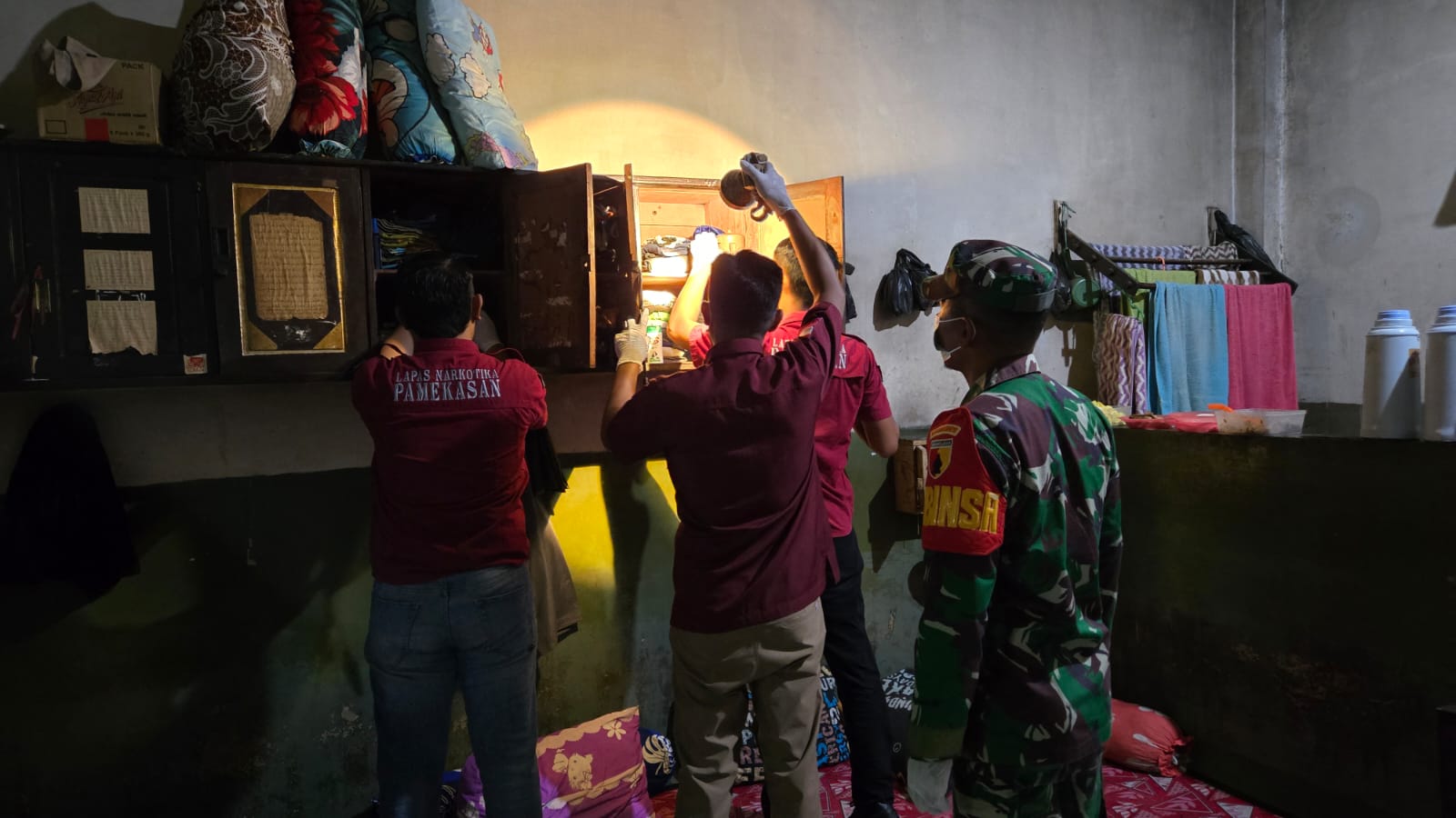 Lapas Narkotika Pamekasan Geledah Blok Hunian dalam Momentum HBP ke-61 dan Menyambut Idul Fitri 1446 H