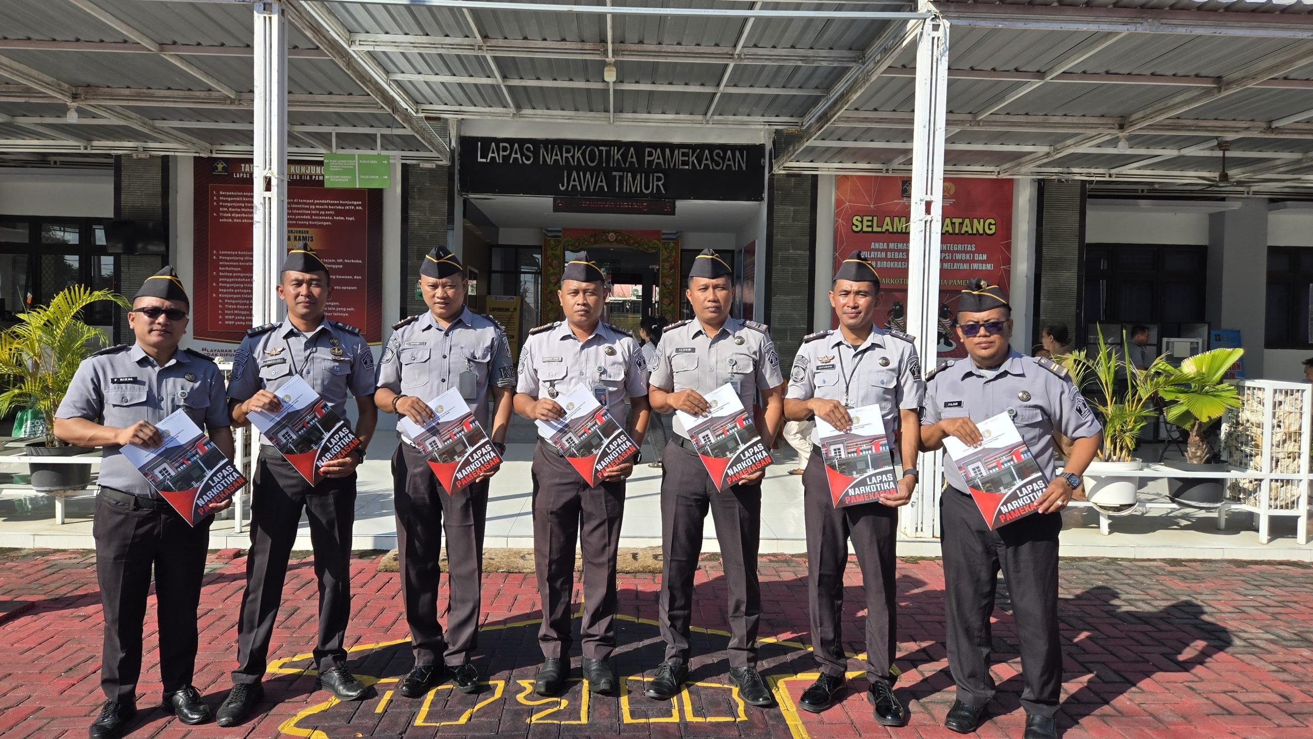 Buktikan Dedikasi, 7 Pegawai Lapas Narkotika Pamekasan Terima Kenaikan Pangkat