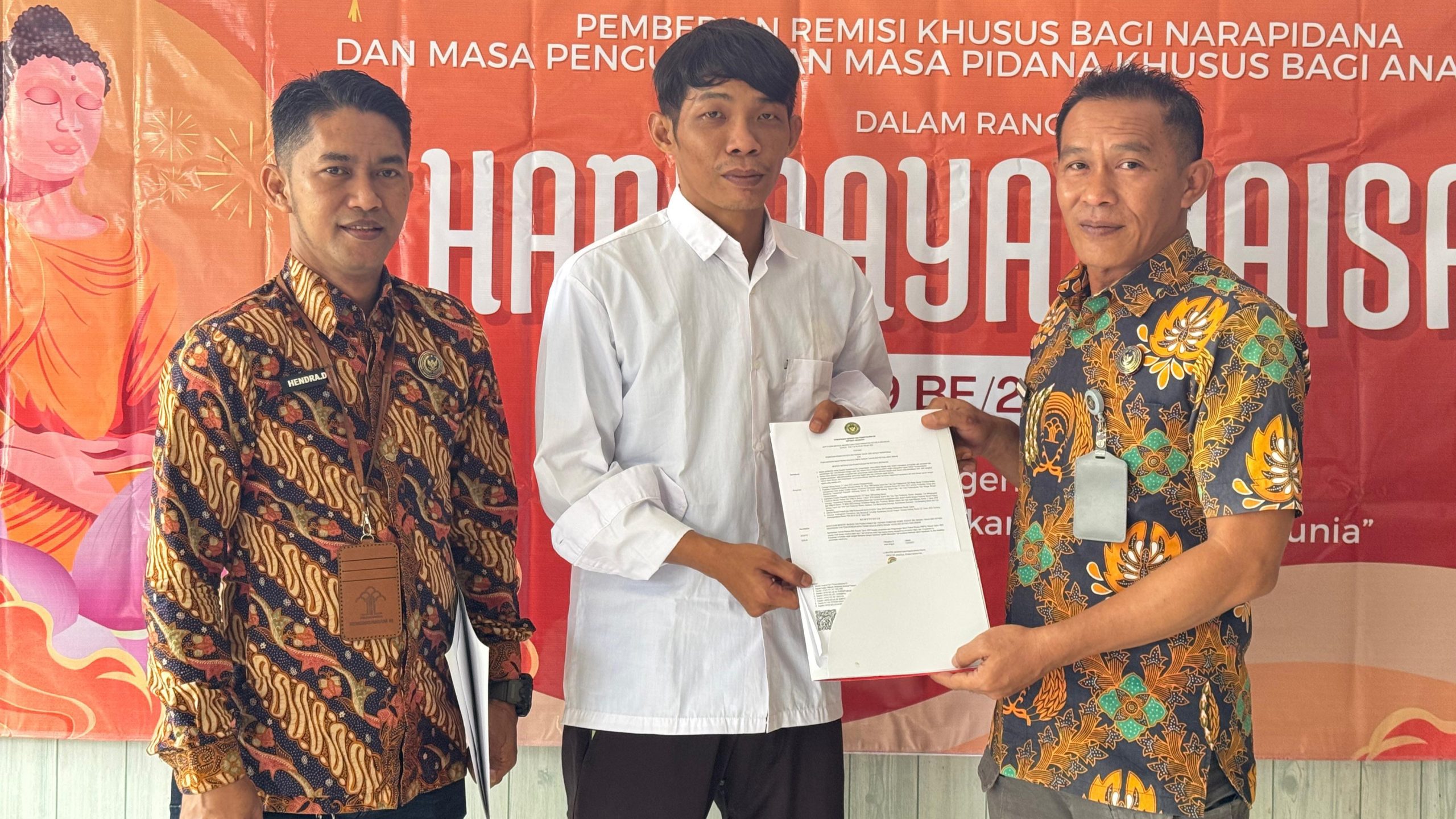 Lapas Narkotika Kelas IIA Pamekasan Beri Remisi Warga Binaan Malaysia di Hari Raya Waisak