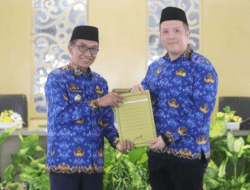 Bupati Pamekasan Serahkan SK kepada 58 CPNS Formasi 2024