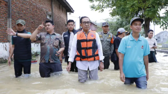 Tinjau Lokasi Banjir, Bupati Pamekasan Tegaskan Perlu Penanganan Menyeluruh dari Hulu ke Hilir