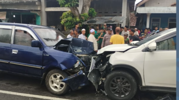 Dua Mobil Tabrakan di Proppo Pamekasan, Tidak Ada Korban Jiwa
