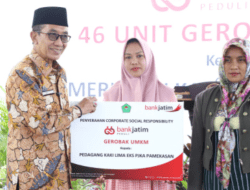 Pemkab Pamekasan dan Bank Jatim Salurkan 46 Unit Gerobak untuk UMKM