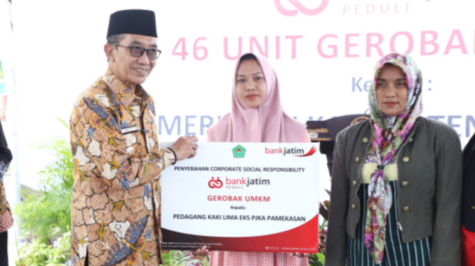 Pemkab Pamekasan dan Bank Jatim Salurkan 46 Unit Gerobak untuk UMKM