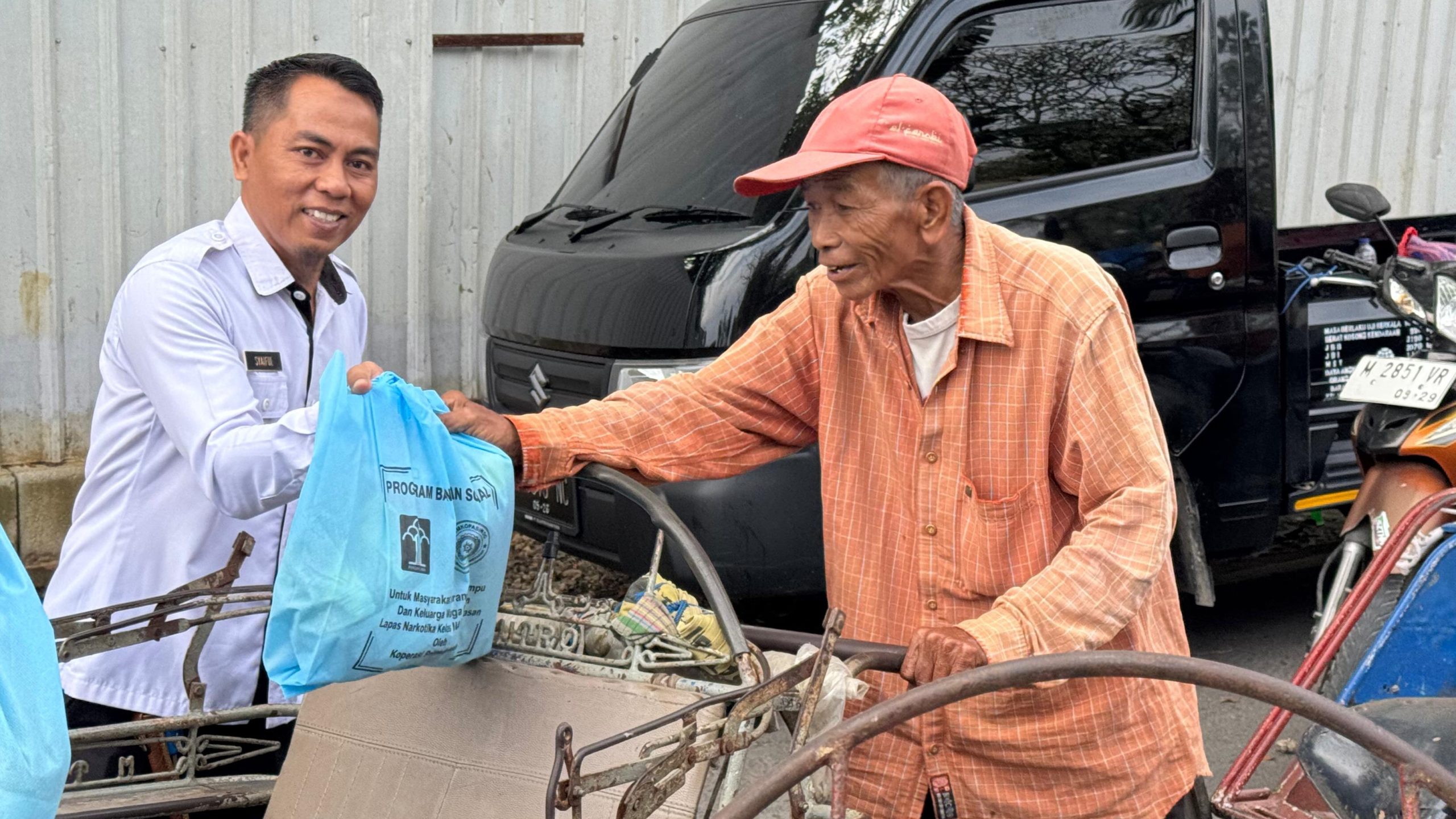 Peduli Pejuang Jalanan, Lapas Narkotika Pamekasan Salurkan Bantuan Sembako