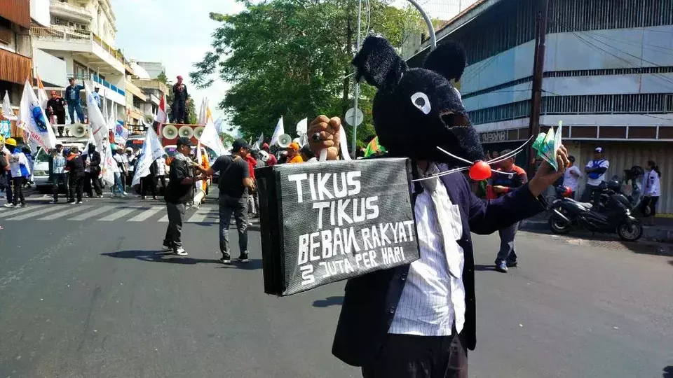 Ribuan Buruh Geruduk Kantor Gubernur Jatim, Bawa Enam Tuntutan Nasional