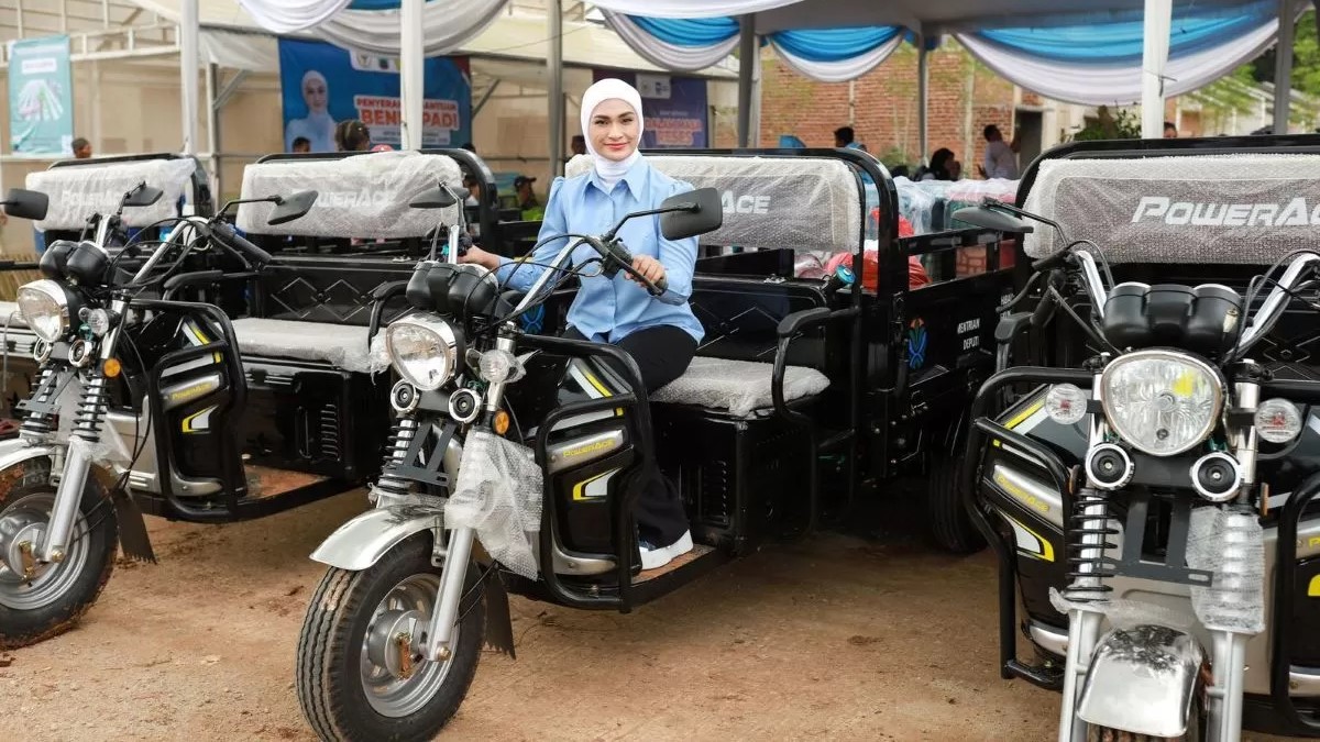 Dorong Pengelolaan Sampah Berbasis Komunitas, Putri Zulkifli Hasan Salurkan Puluhan Bantuan Lingkungan di Lampung