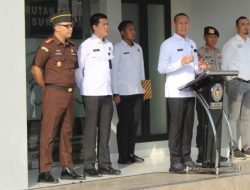 Kakanwil Ditjenpas Jatim Dorong Sinergi pada Apel Bersama dan Beri Penghargaan Pegawai Berprestasi