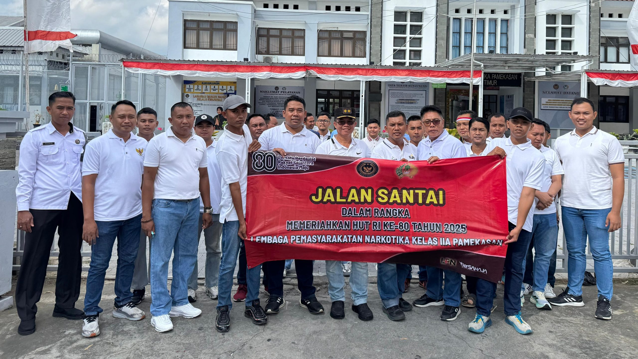 Kalapas Kusnan Pimpin Jalan Sehat Peringati HUT ke-80 RI di Pamekasan