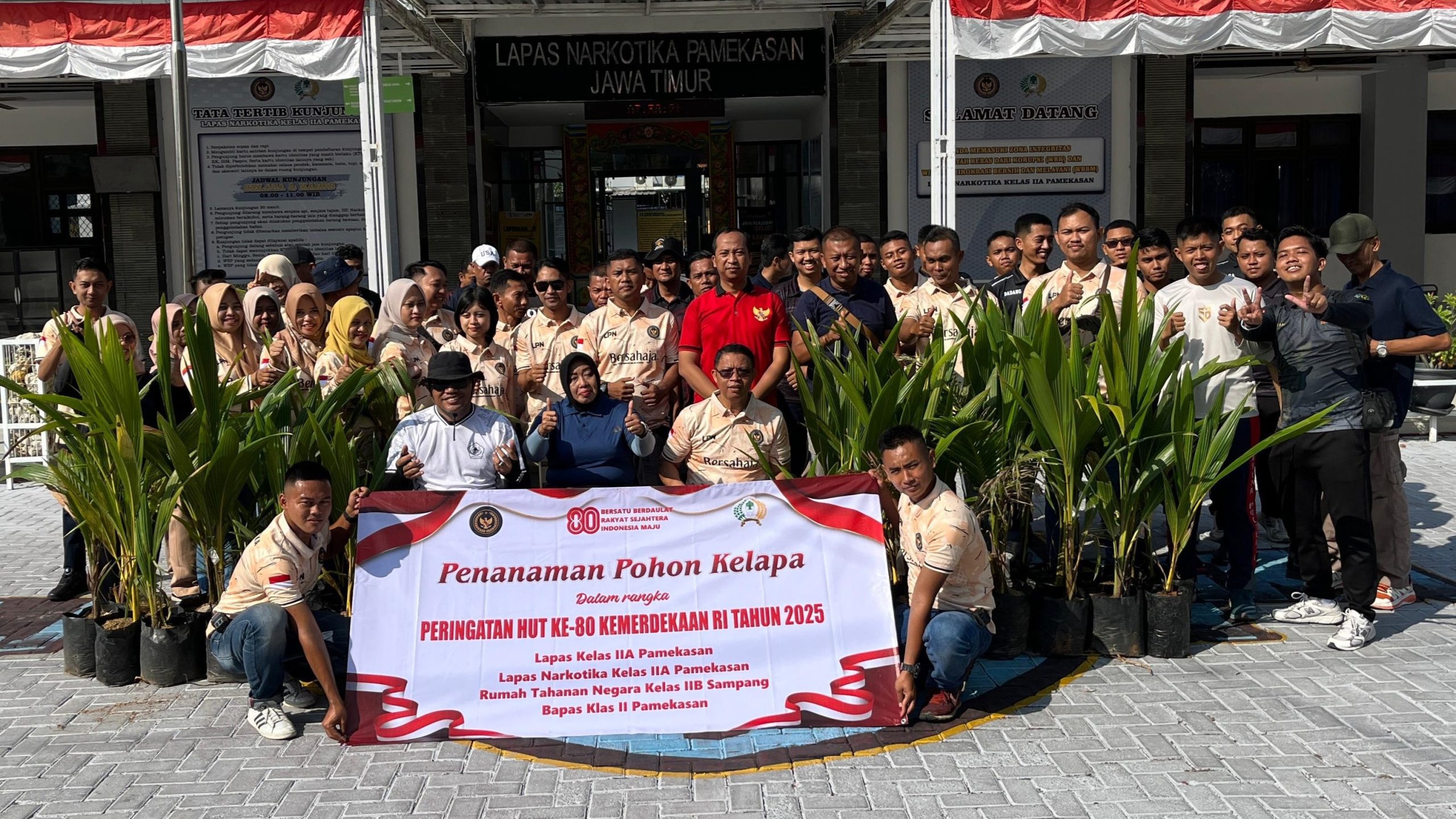 Lapas Narkotika Pamekasan Tanam 85 Pohon Kelapa untuk Peringati HUT RI ke-80