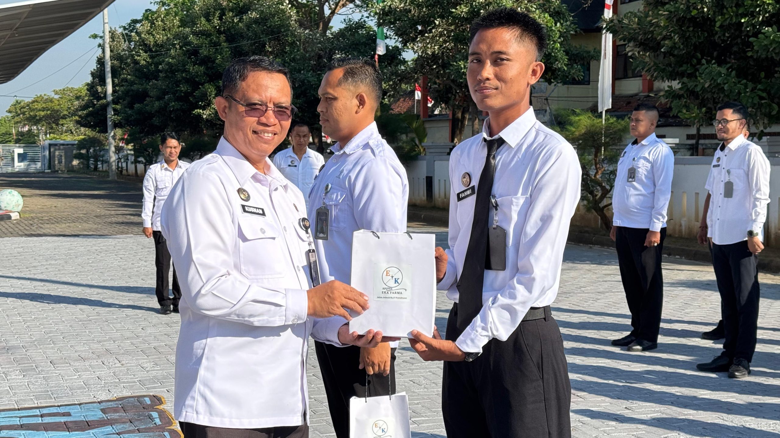 Cegah Lemas Saat Tugas, Petugas Lapas Narkotika Pamekasan Dapat Vitamin Gratis