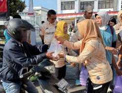 Lapas Narkotika Pamekasan Gelar Bakti Sosial, Bagikan 50 Paket Nasi untuk Warga