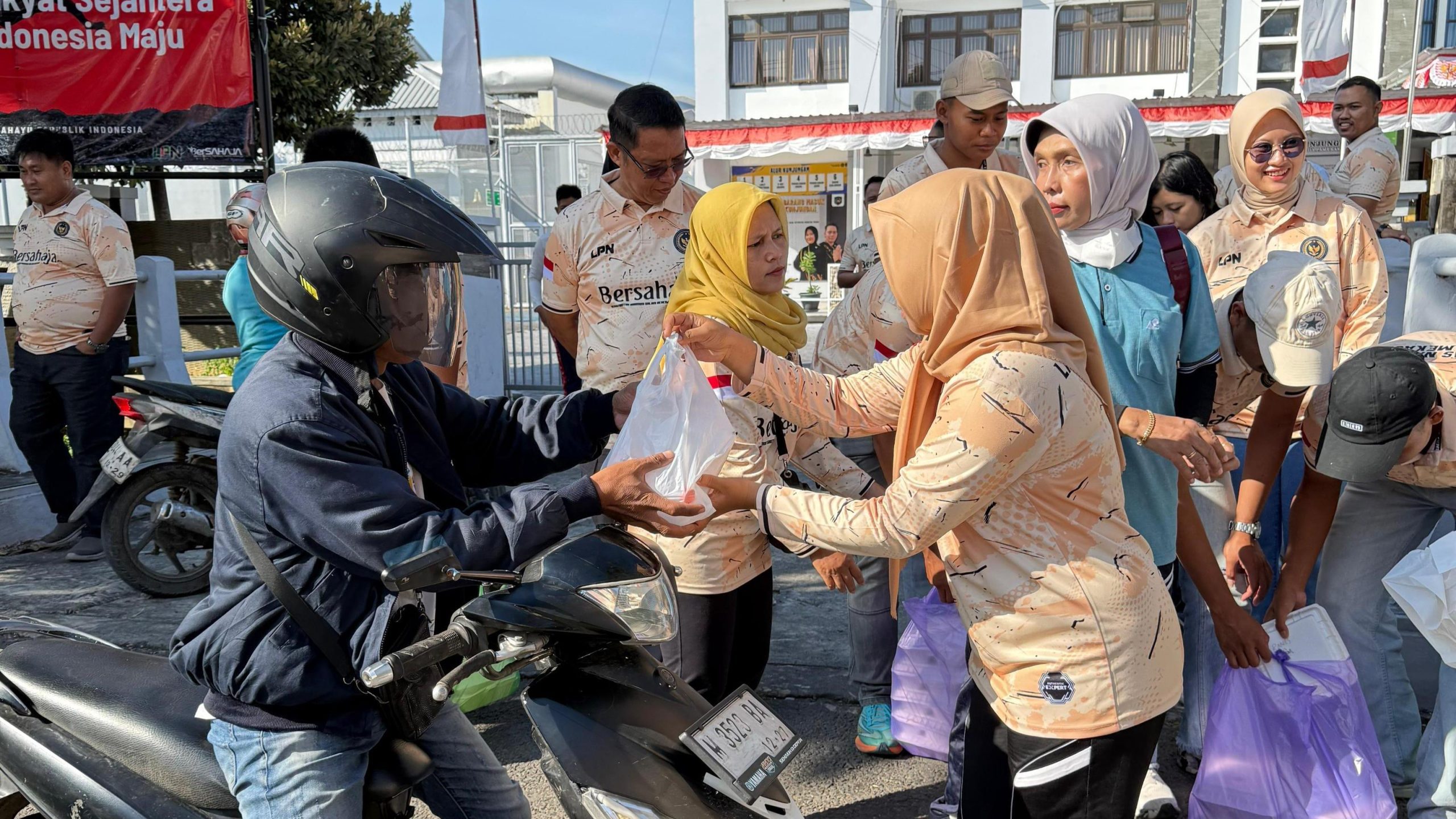 Lapas Narkotika Pamekasan Gelar Bakti Sosial, Bagikan 50 Paket Nasi untuk Warga