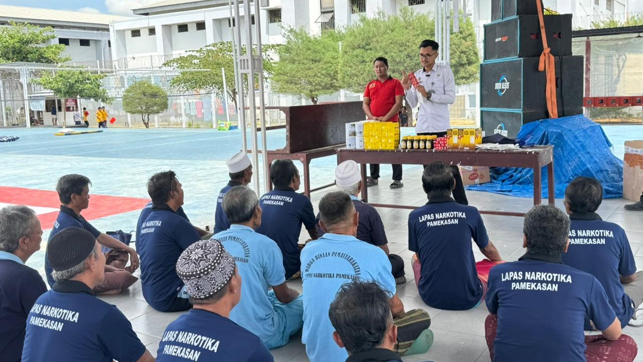 Lapas Narkotika Pamekasan Beri Makanan Tambahan untuk Warga Binaan Lansia dan Disabilitas