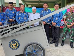 Lapas Narkotika Pamekasan Salurkan Gerobak Sampah dalam Kegiatan Pengabdian KEMENIMIPAS untuk Negeri