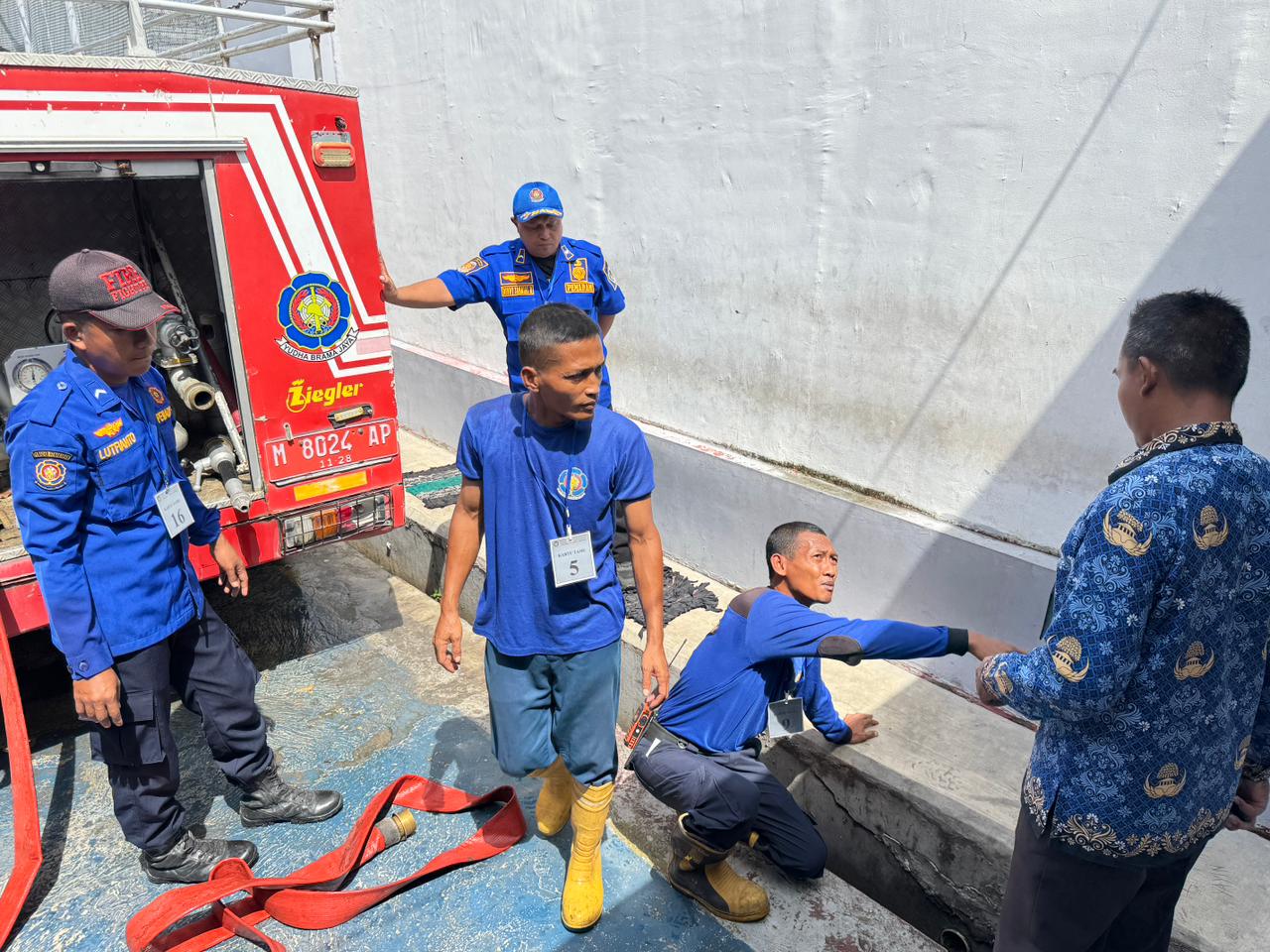 Cegah Penyumbatan, Lapas Narkotika Pamekasan Semprot Saluran Air Bersama Damkar