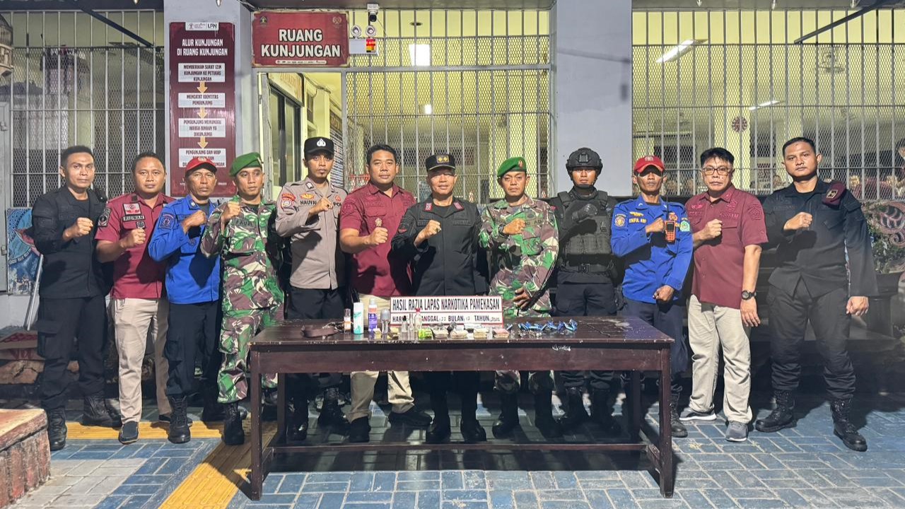 Apel Siaga Persiapan Natal 2025 dan Tahun Baru 2026 serta Kegiatan Razia Gabungan Aparat Penegak Hukum di Lingkungan Lapas Narkotika Kelas IIA Pamekasan