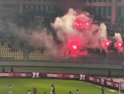 Laga Persis Solo vs Persita Sempat Terhenti Akibat Flare, Polisi Amankan 23 Suporter