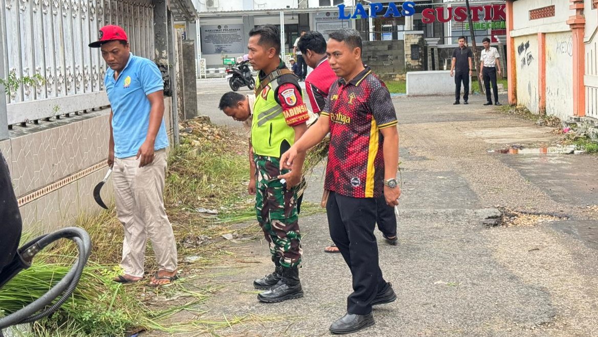 Aksi Bersih dan Berbagi, Lapas Narkotika Pamekasan Libatkan Warga Binaan