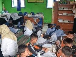 Kondisi Memprihatinkan, 4 Kelas SDN Margantoko 1 Sampang Terpaksa Belajar Lesehan di Perpustakaan