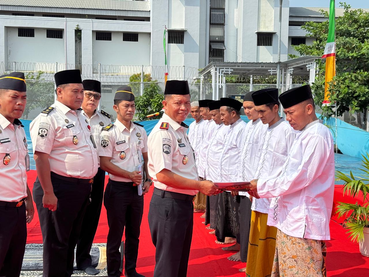 “Lapas Narkotika Pamekasan Gelar Sholat Idul Fitri 1447 H dan Serahkan Remisi Khusus kepada Ratusan Warga Binaan”