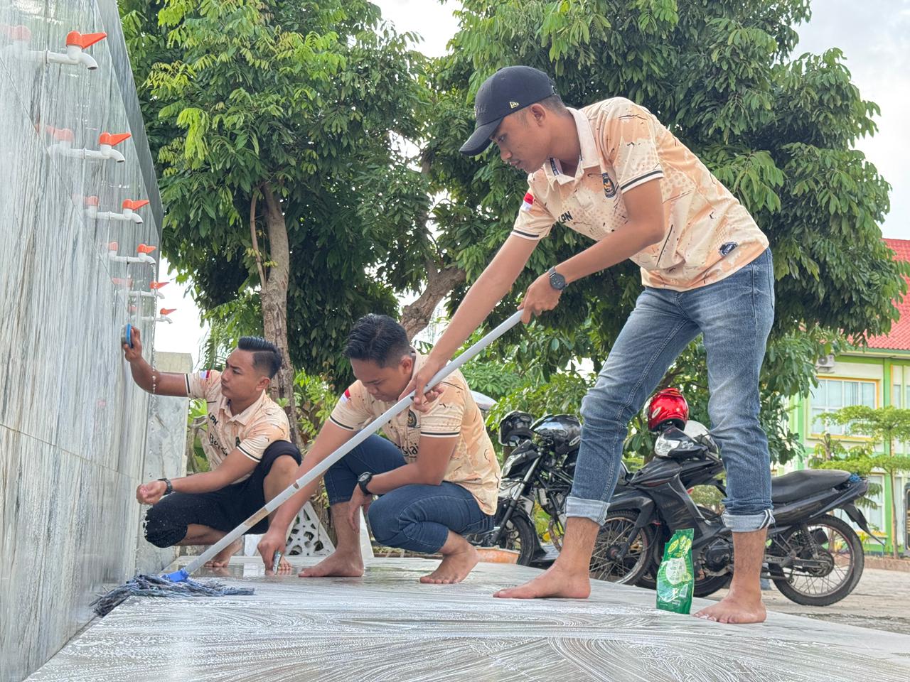 Hari Bakti Pemasyarakatan ke-62, Lapas Narkotika Pamekasan Turun Langsung Bersihkan Masjid