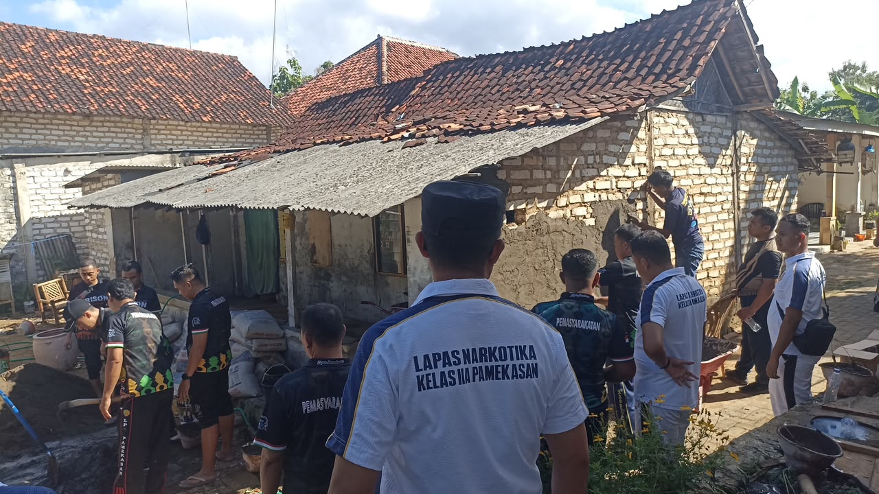 Tebar Manfaat di Tengah Masyarakat, Lapas Narkotika Pamekasan Gelar Program Bedah Rumah
