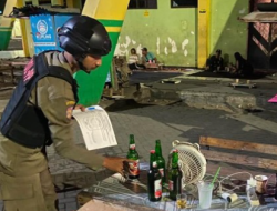 Operasi Pekat Satpol PP Sidoarjo Sita Puluhan Botol Miras, Tiga Penjual Didata