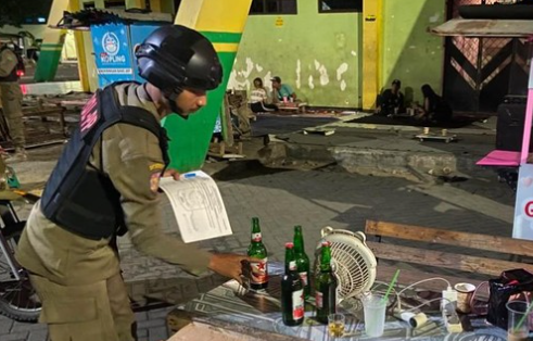 Operasi Pekat Satpol PP Sidoarjo Sita Puluhan Botol Miras, Tiga Penjual Didata