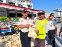 Bakti Sosial Sambut HUT ke-81 RI, Lapas Narkotika Pamekasan Salurkan 125 Paket Beras kepada Tukang Becak