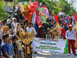 Ribuan Warga Pamekasan Meriahkan Pawai Budaya Syukuri Rampungnya Pengecoran Jalan Toronan–Kowel