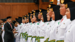Eri Cahyadi Kukuhkan 98 Paskibraka Surabaya untuk Upacara HUT ke-81 RI