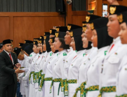 Eri Cahyadi Kukuhkan 98 Paskibraka Surabaya untuk Upacara HUT ke-81 RI