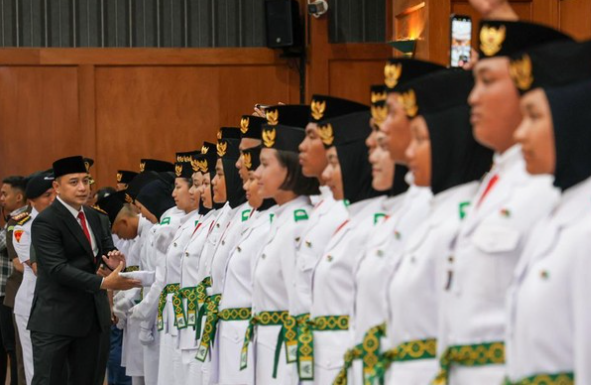 Eri Cahyadi Kukuhkan 98 Paskibraka Surabaya untuk Upacara HUT ke-81 RI