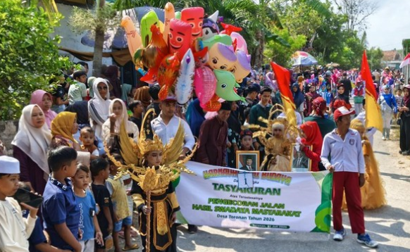 Ribuan Warga Meriahkan Pawai Budaya Syukuri Rampungnya Pengecoran Jalan Toronan–Kowel
