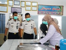 Bersama Puskesmas Teja, Lapas Narkotika Pamekasan Pastikan Kualitas dan Higienitas Makanan Warga Binaan melalui Pemantauan Rutin Dapur