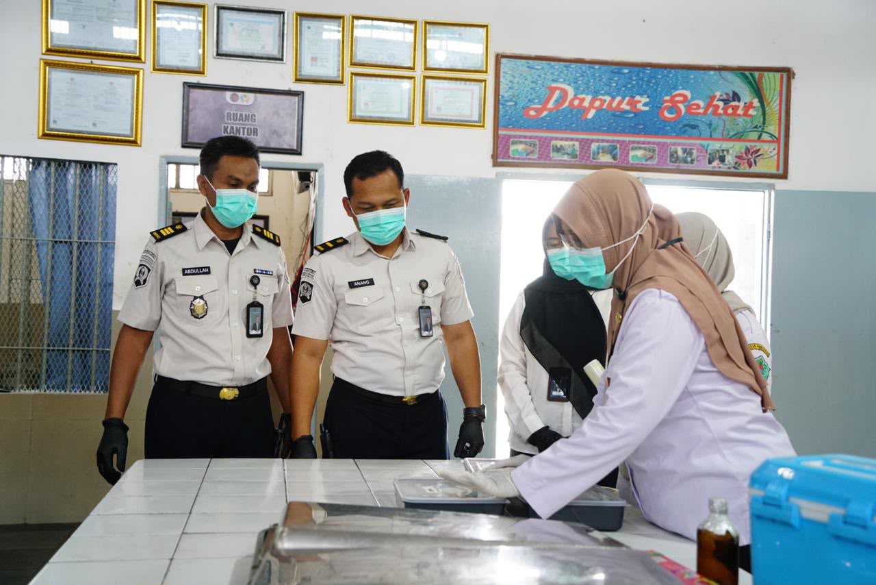 Bersama Puskesmas Teja, Lapas Narkotika Pamekasan Pastikan Kualitas dan Higienitas Makanan Warga Binaan melalui Pemantauan Rutin Dapur