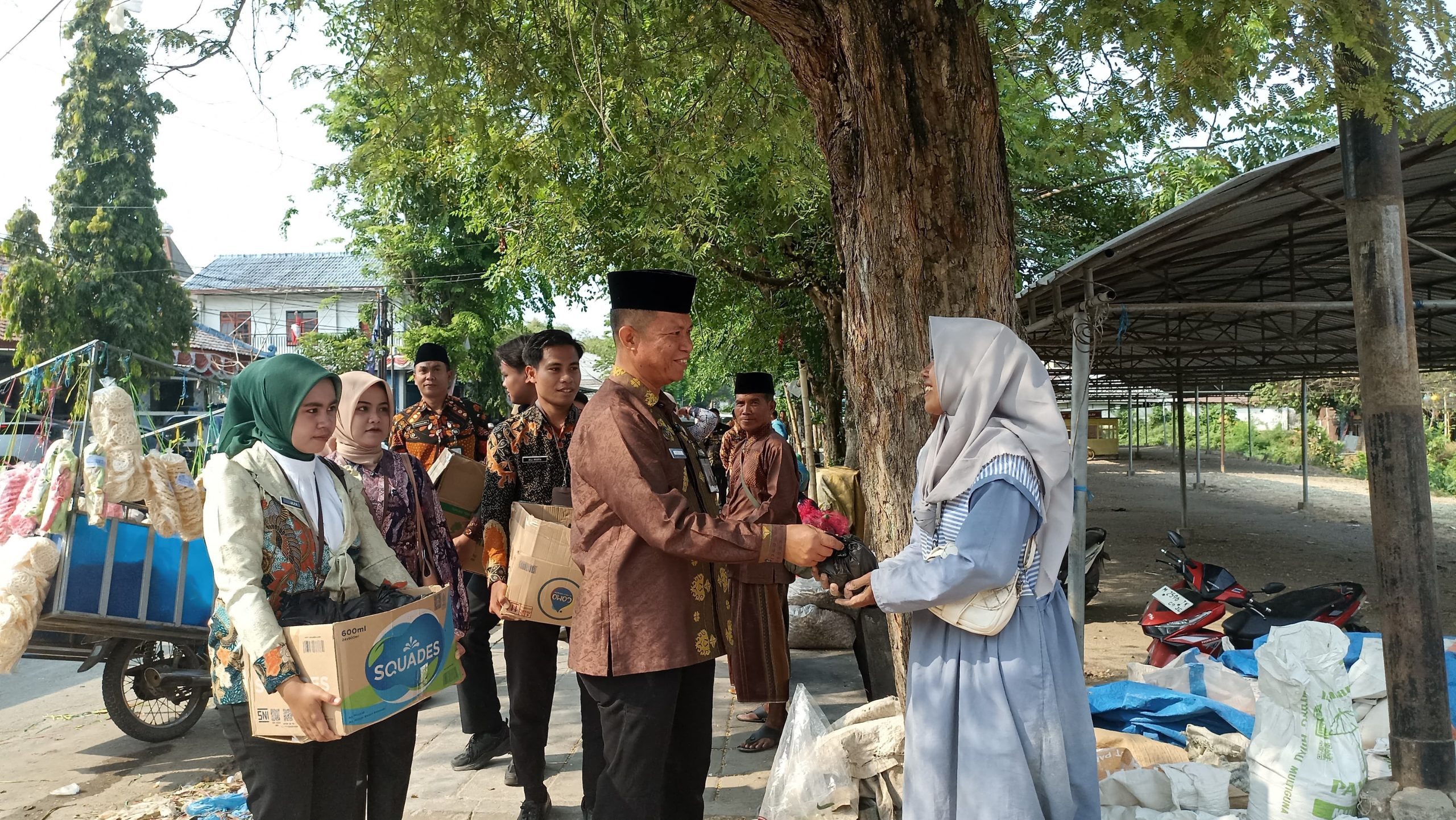 Jumat Berkah, Lapas Narkotika Pamekasan Bagikan 200 Nasi Bungkus kepada Masyarakat